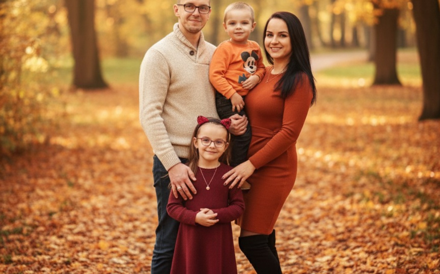 
        Rodzina na spacerze w jesiennej scenerii.
    