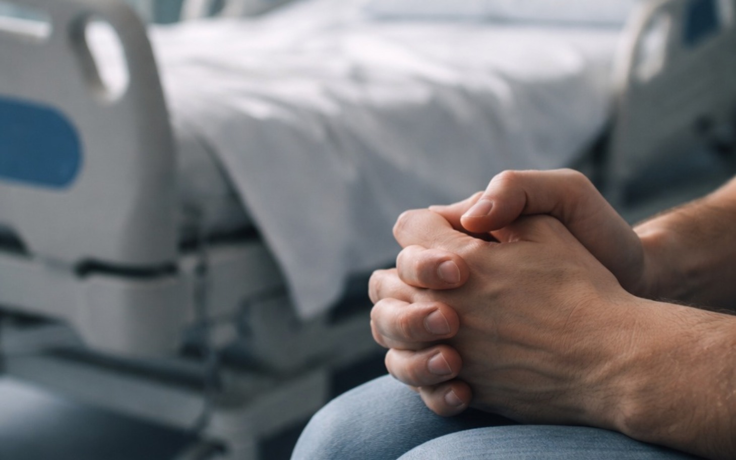 
        Ręce złożone w modlitwie w szpitalu.
    