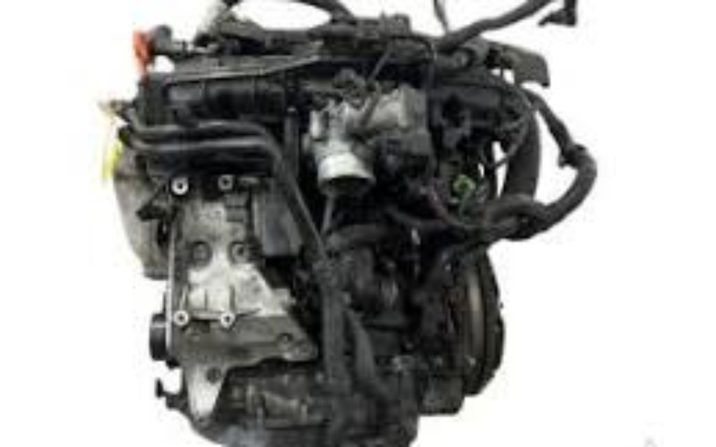 
        Silnik samochodowy na białym tle, widok z przodu.
    