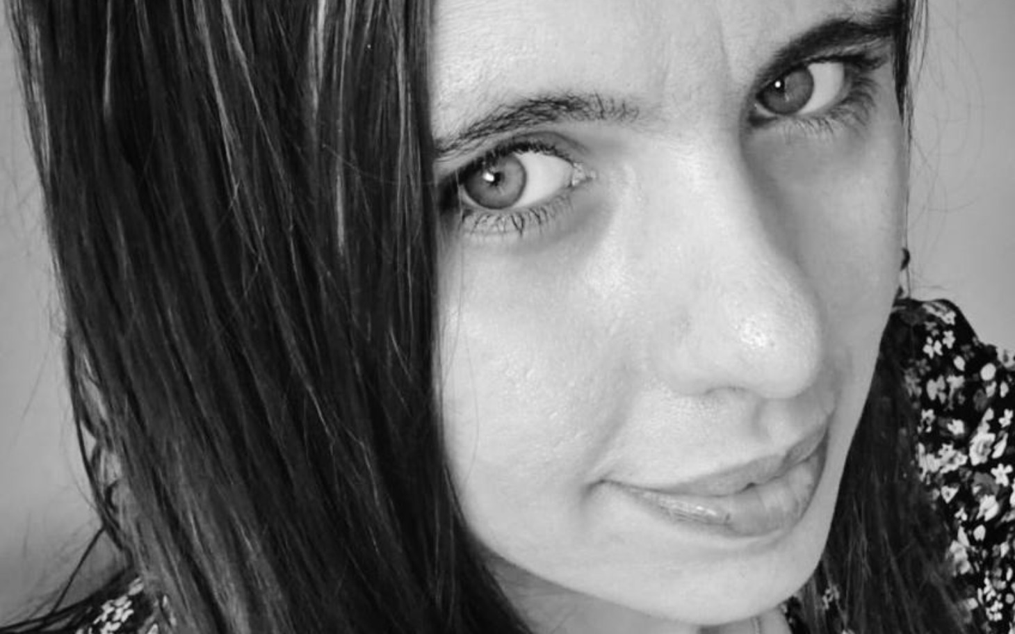 
        Portret kobiety w czarno-białym stylu.
    