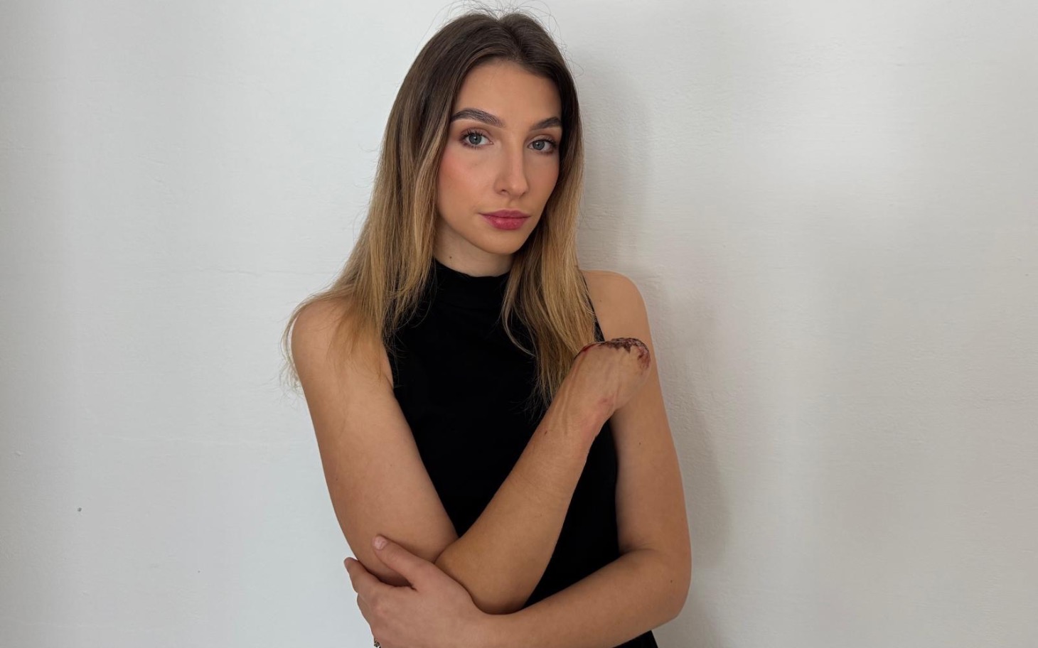 
        Młoda kobieta pozująca w czarnym topie.
    