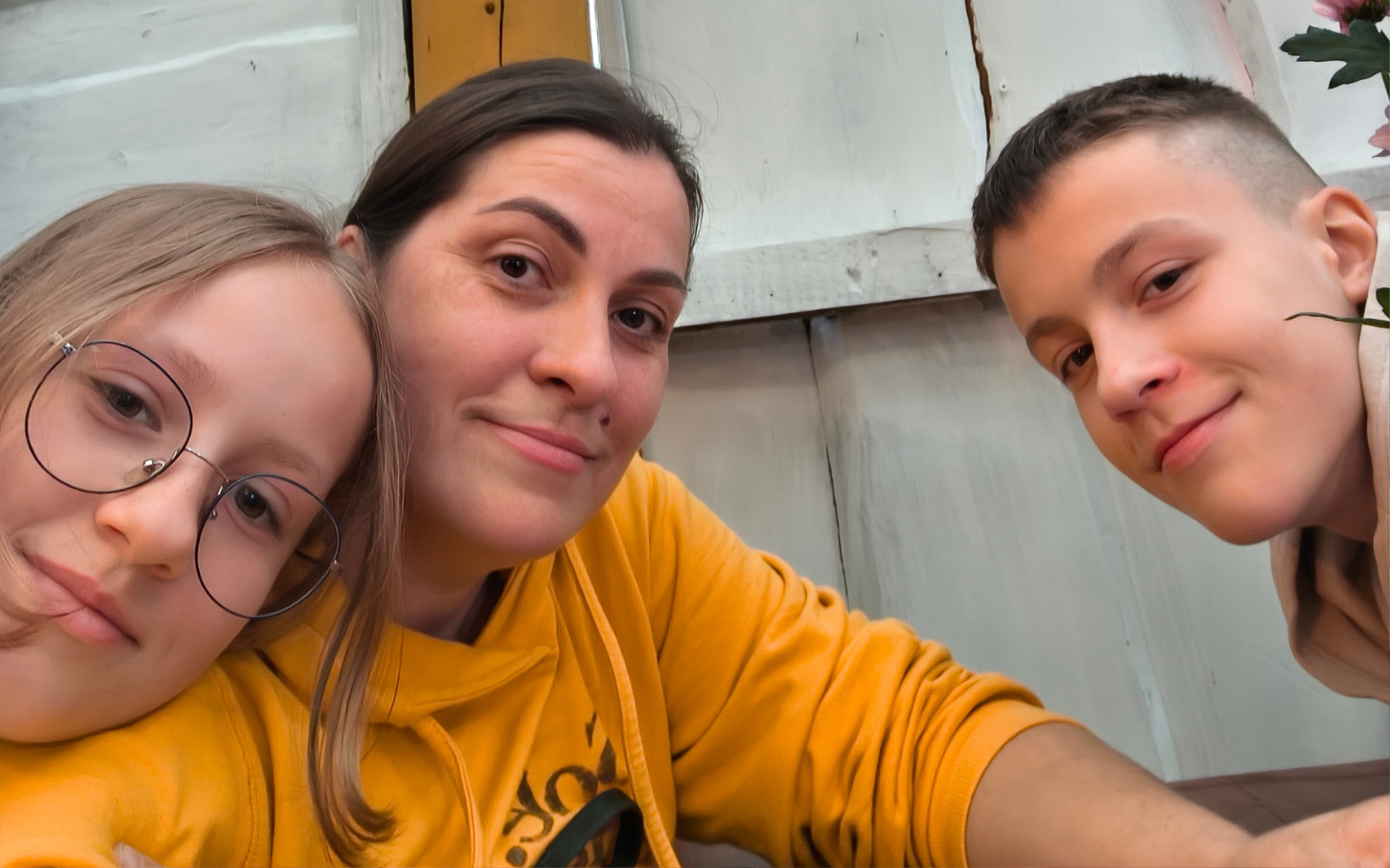 
        Rodzinne selfie z uśmiechami i radosnymi minami.
    