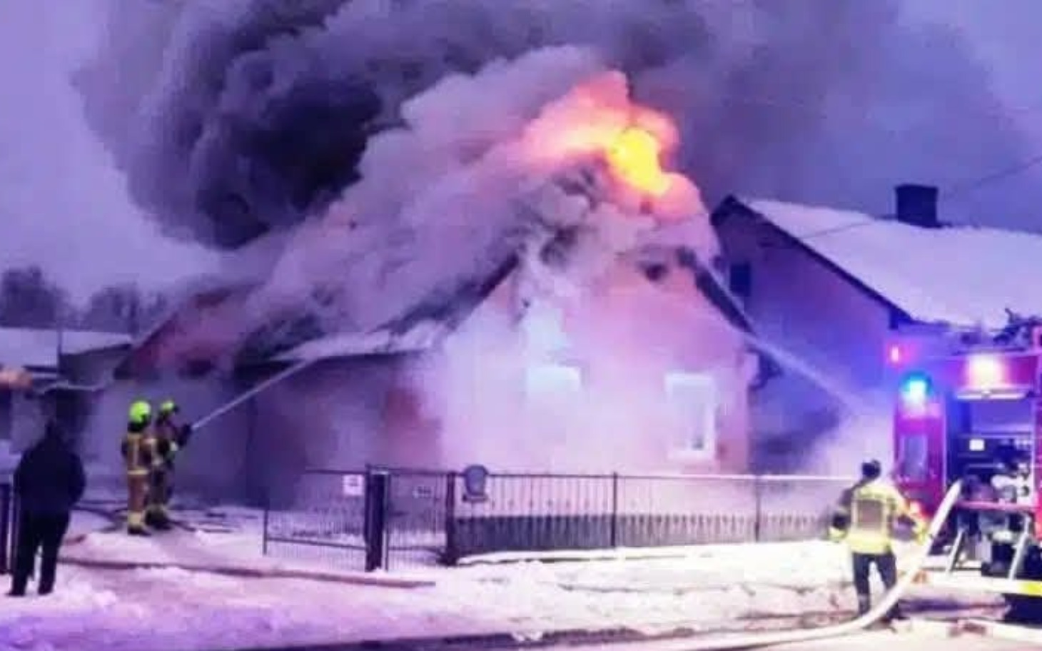 
        Pożar domu, strażacy walczą z ogniem w zimowej scenerii.
    