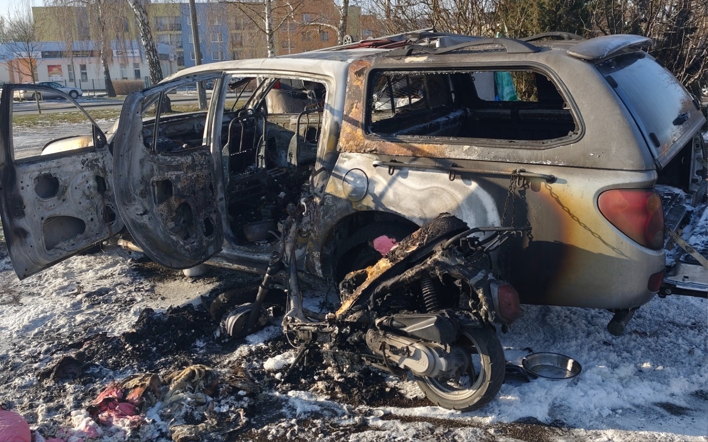 
        Zniszczony samochód, z widocznymi śladami pożaru.
    