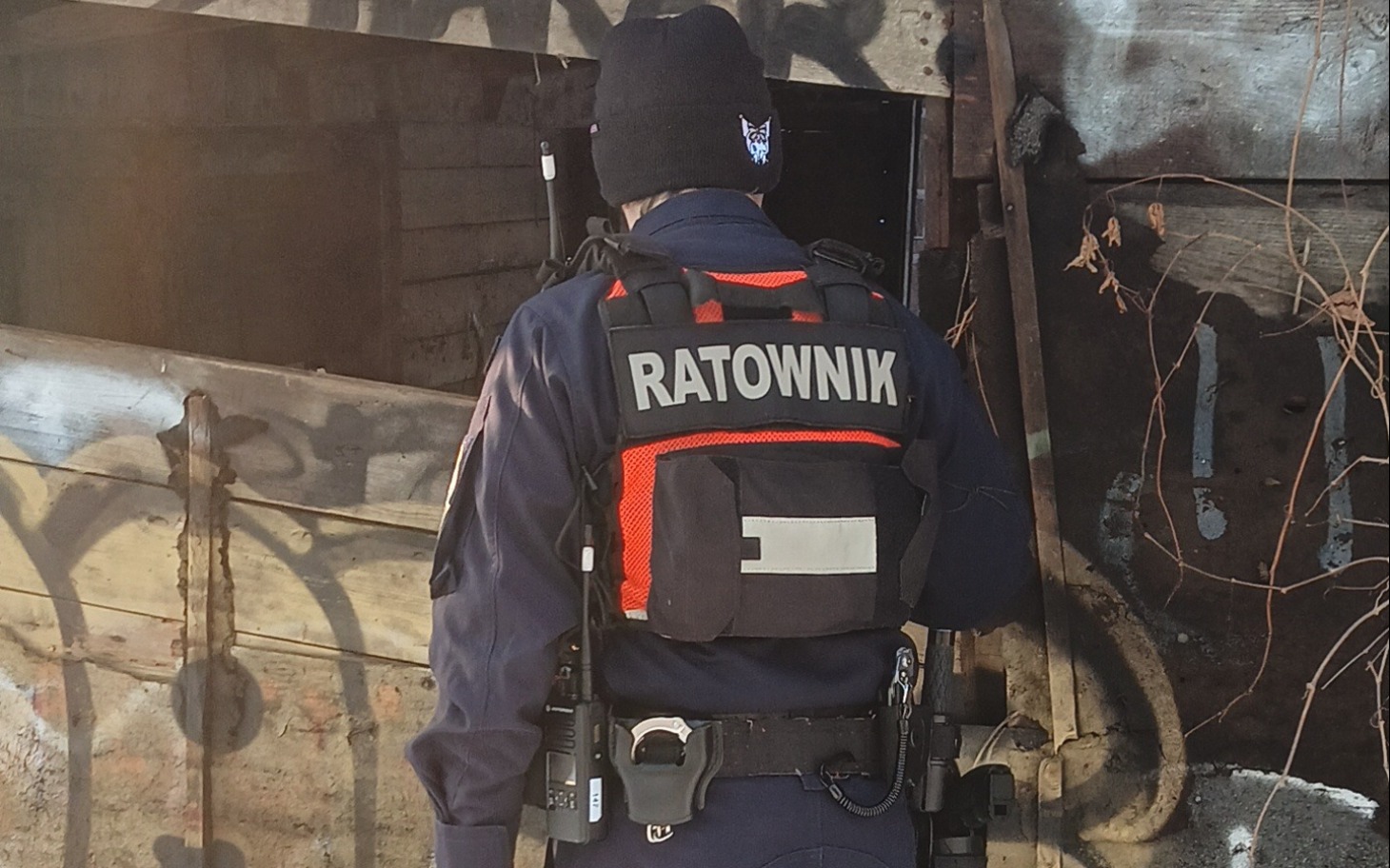 
        Ratownik sprawdzający zniszczony budynek.
    