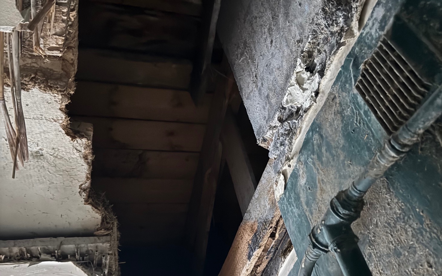 
        Zniszczona struktura budynku z widocznymi uszkodzeniami.
    