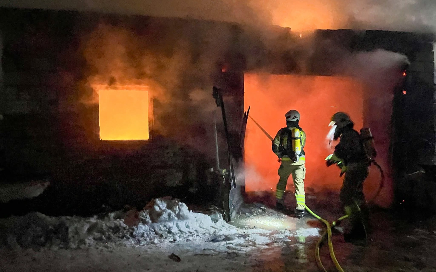 
        Strażacy gaszą pożar w zniszczonym budynku.
    