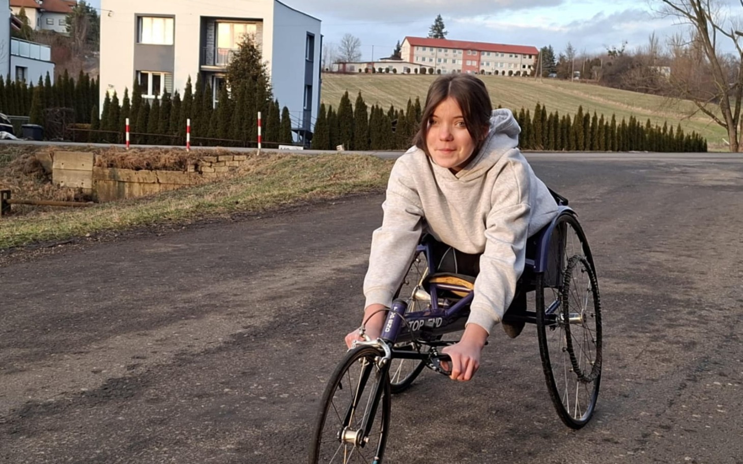 
        Czarny kot odpoczywający na świeżym powietrzu.
    