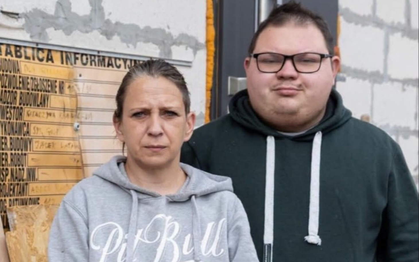 Kot śpiący na miękkiej poduszce zwiniętej w kłębek