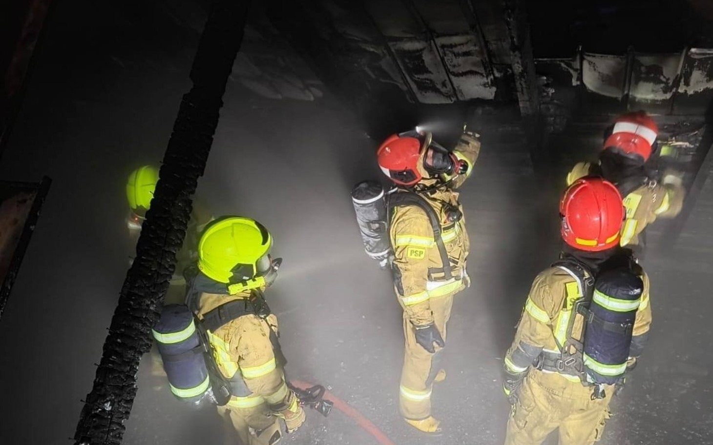 
        Strażacy w akcji, gaszący pożar w trudnych warunkach.
    