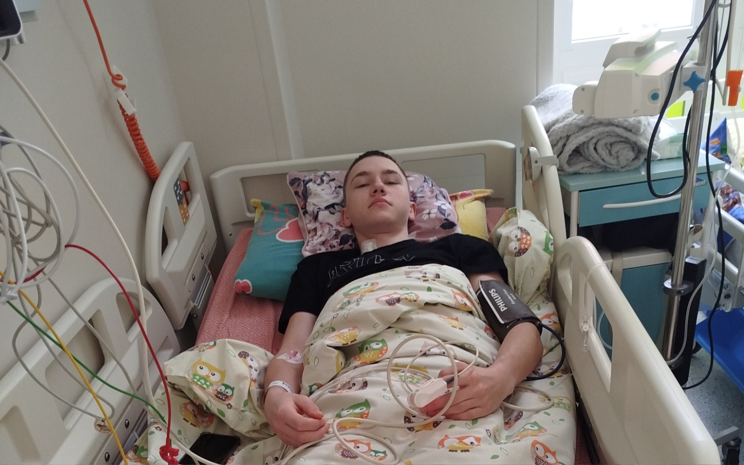 
        Mężczyzna z psem w szpitalnym otoczeniu.
    