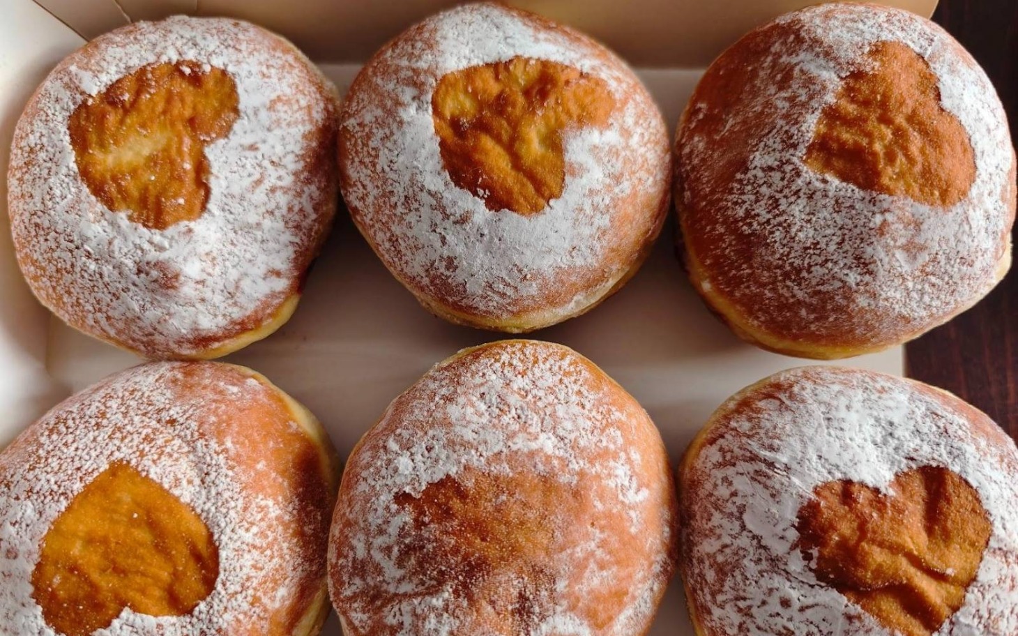 
        Pączki z sercem na wierzchu, posypane cukrem pudrem.
    