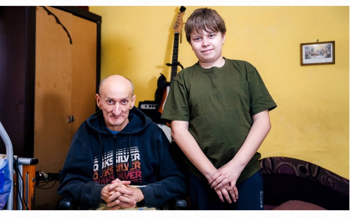 
        Starszy mężczyzna i chłopiec pozujący do zdjęcia w pokoju.
    