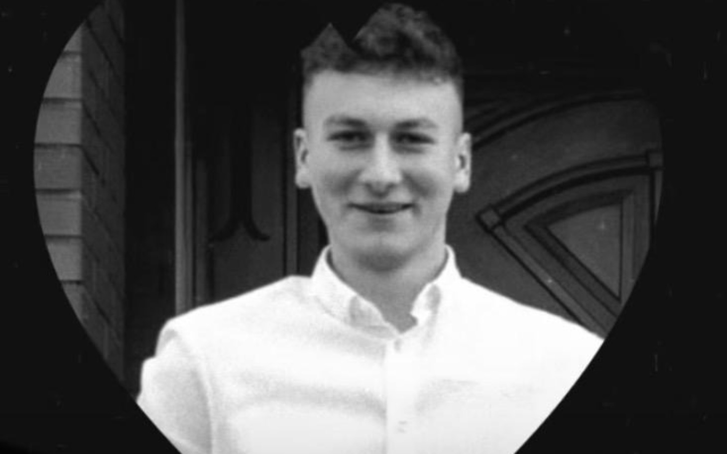 
        Kotek śpi z butelką wody, wygląda na spokojnego.
    