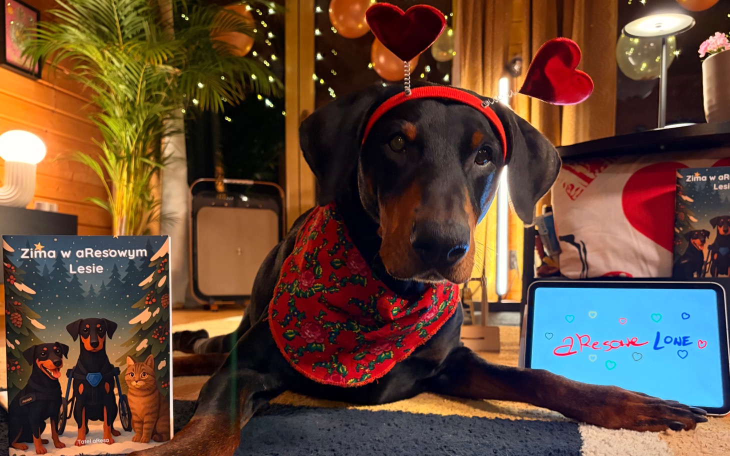 
        Pies przebrany w świąteczny strój, z ozdobami na głowie.
    