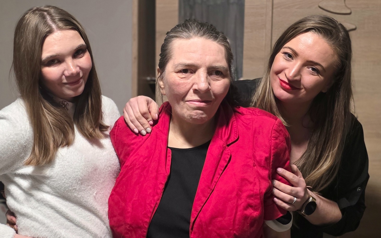 
        Trzy kobiety pozują razem, uśmiechając się do kamery.
    