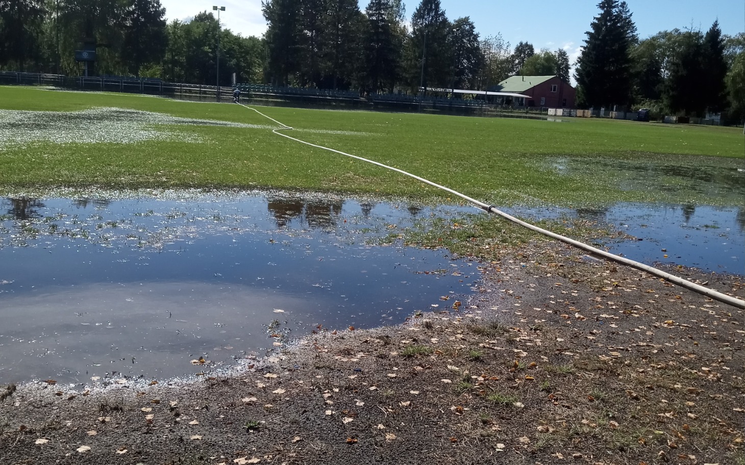 
        Zalany boisko sportowe po intensywnych opadach deszczu.
    
