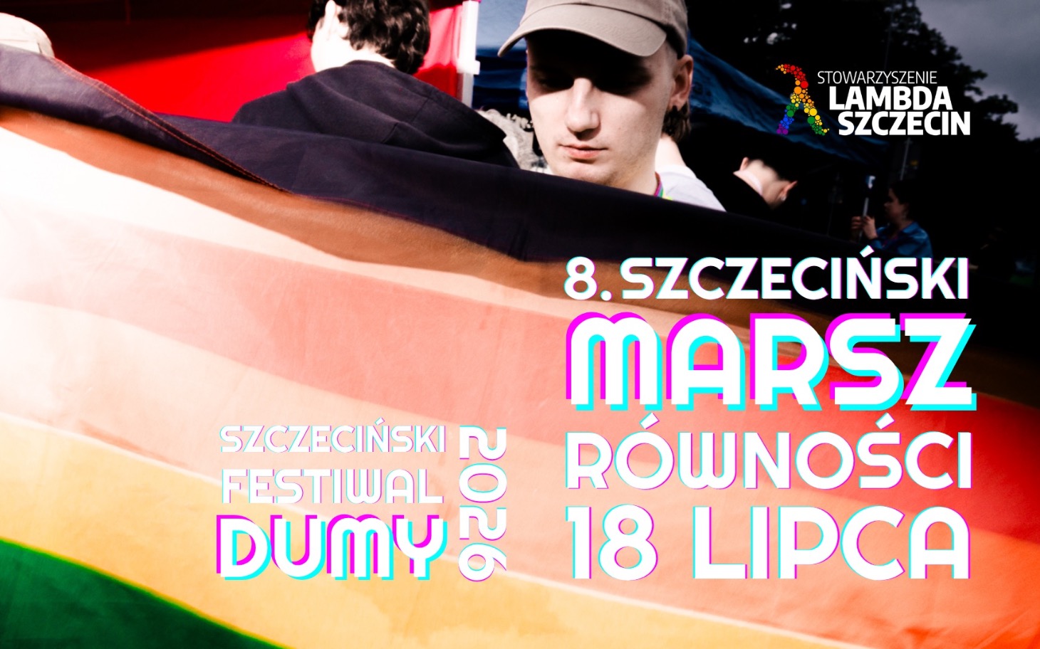 
        Osoba trzymająca tęczową flagę na marszu równości.
    
