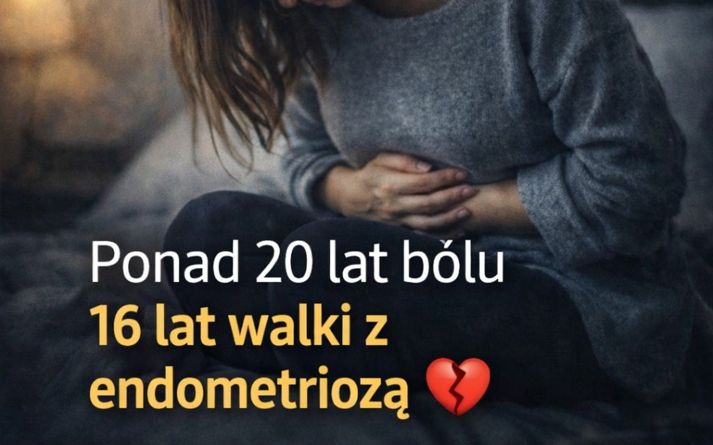 
        Osoba trzymająca się za brzuch, wyrażająca ból związany z endometriozą.
    