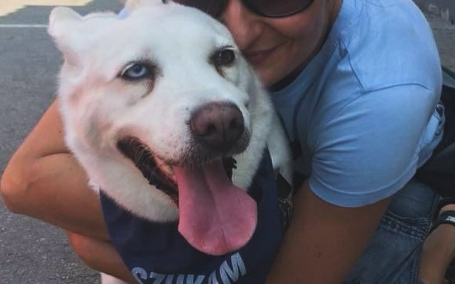 
        Kobieta przytula psa na ulicy.
    