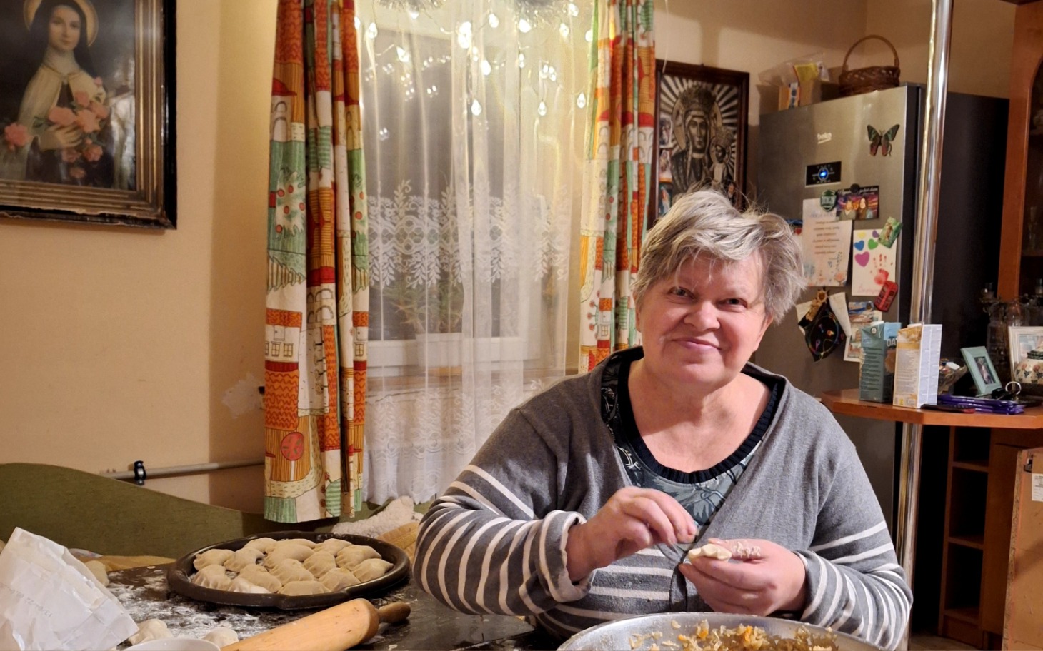 
        Kobieta w kuchni, skupiona na gotowaniu.
    