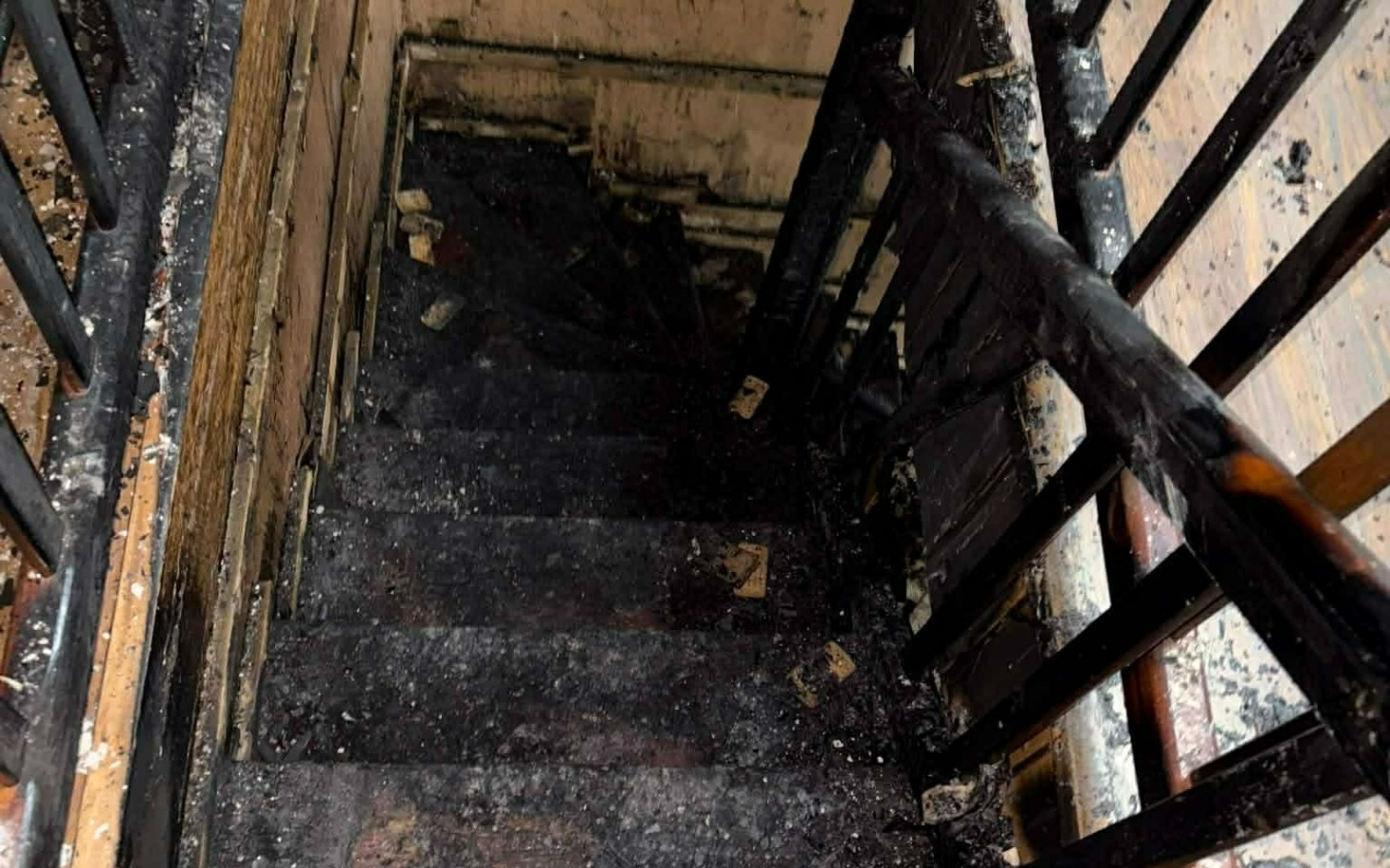 
        Zniszczone schody w budynku po pożarze.
    