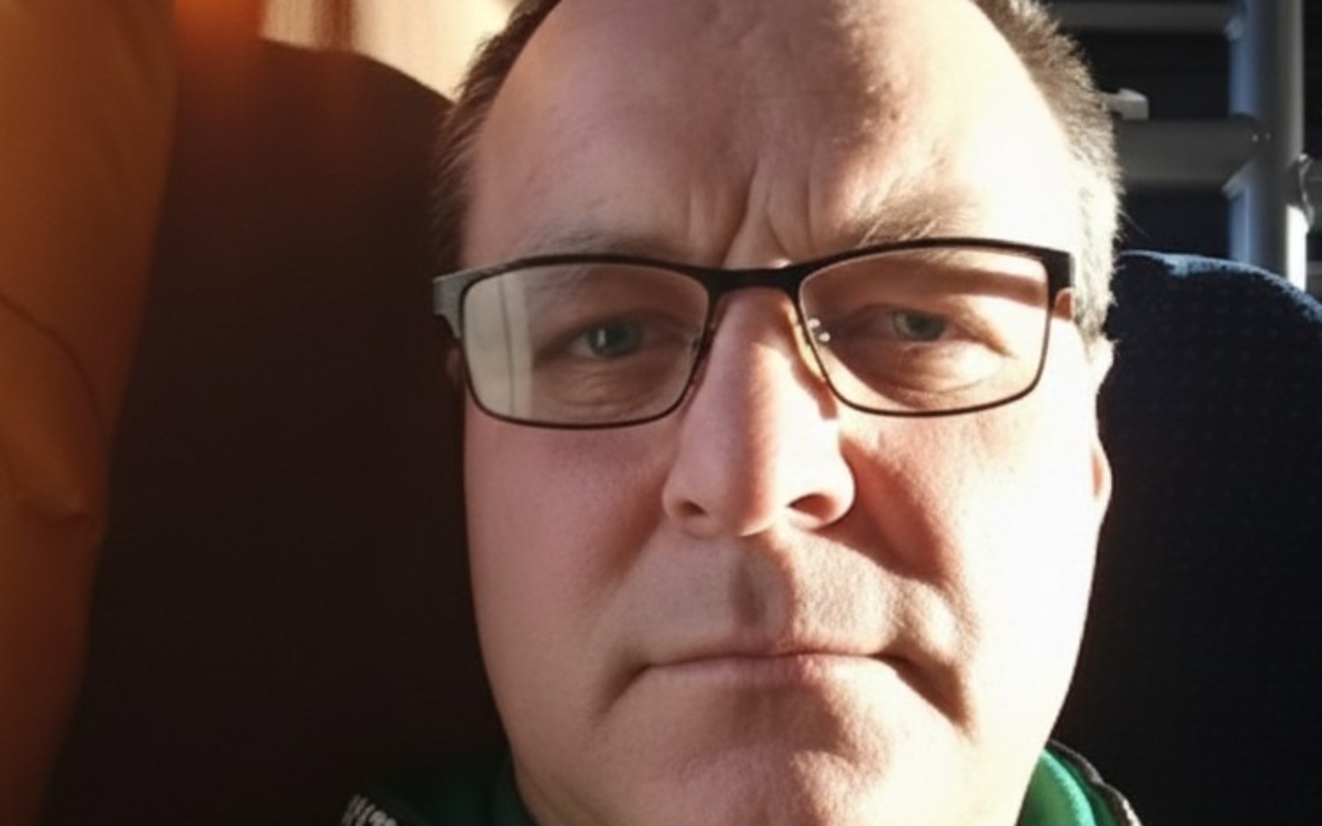 
        Mężczyzna w okularach, selfie w autobusie.
    