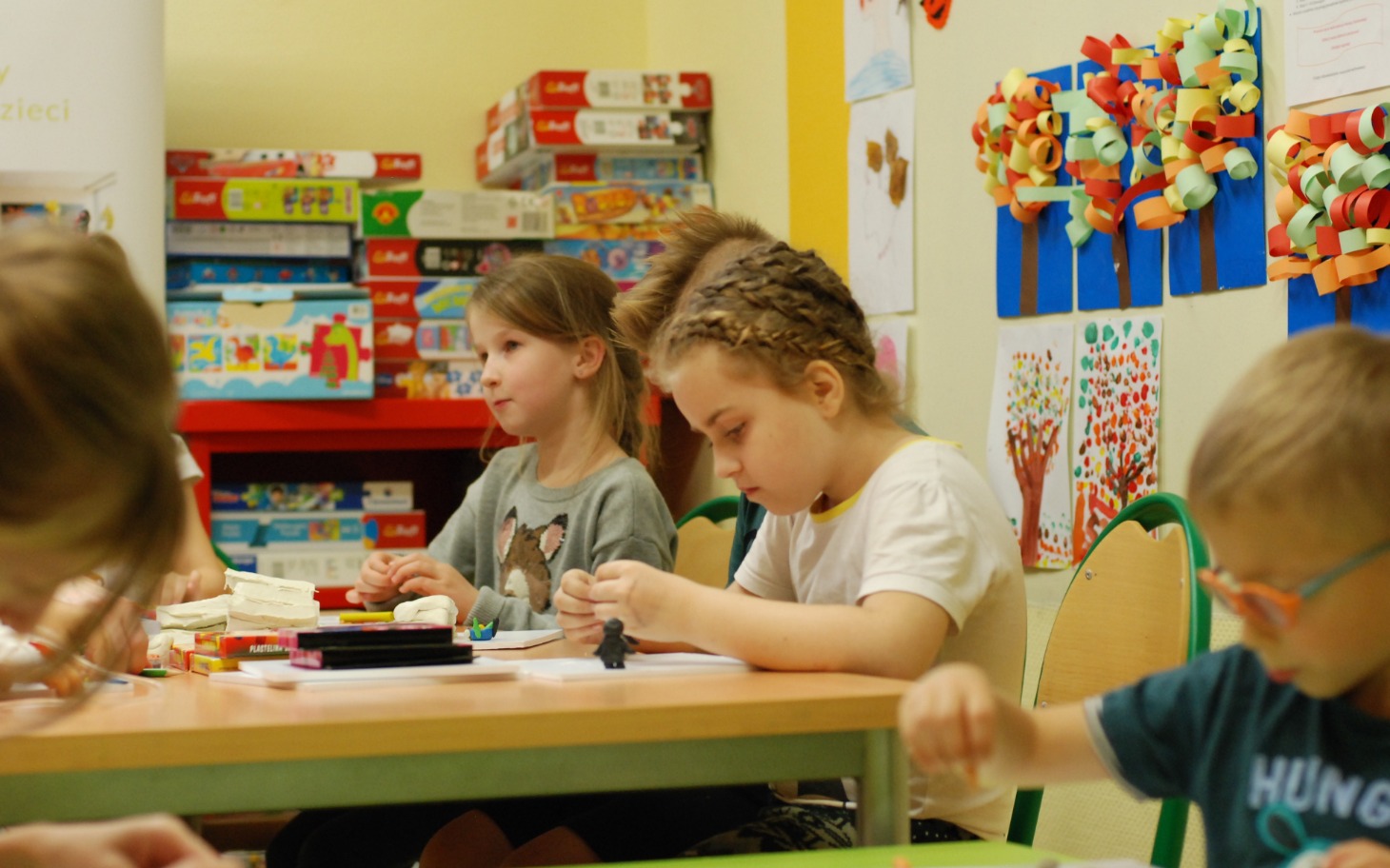 
        Dzieci bawiące się w klasie podczas zajęć plastycznych.
    