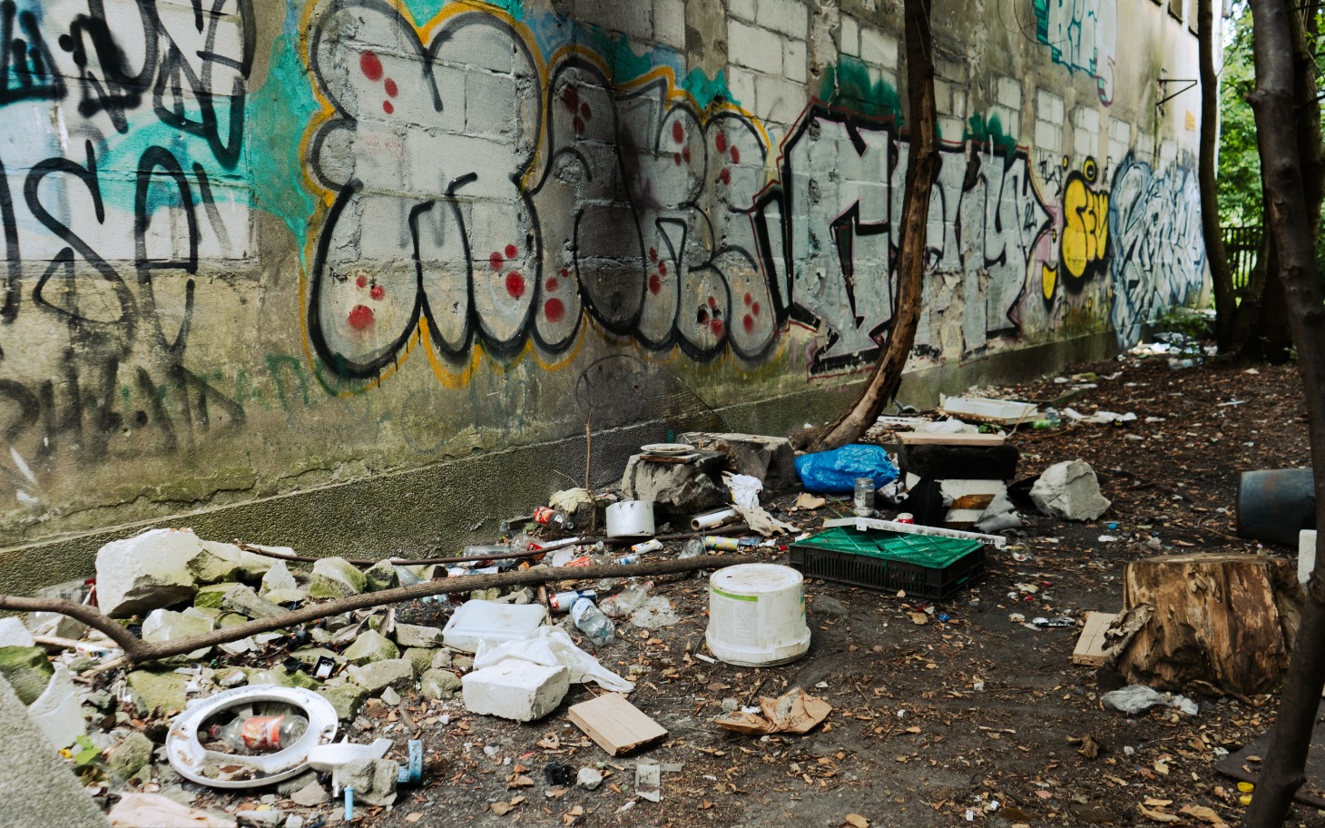 Mężczyzna z krótkimi włosami, patrzący w dół.