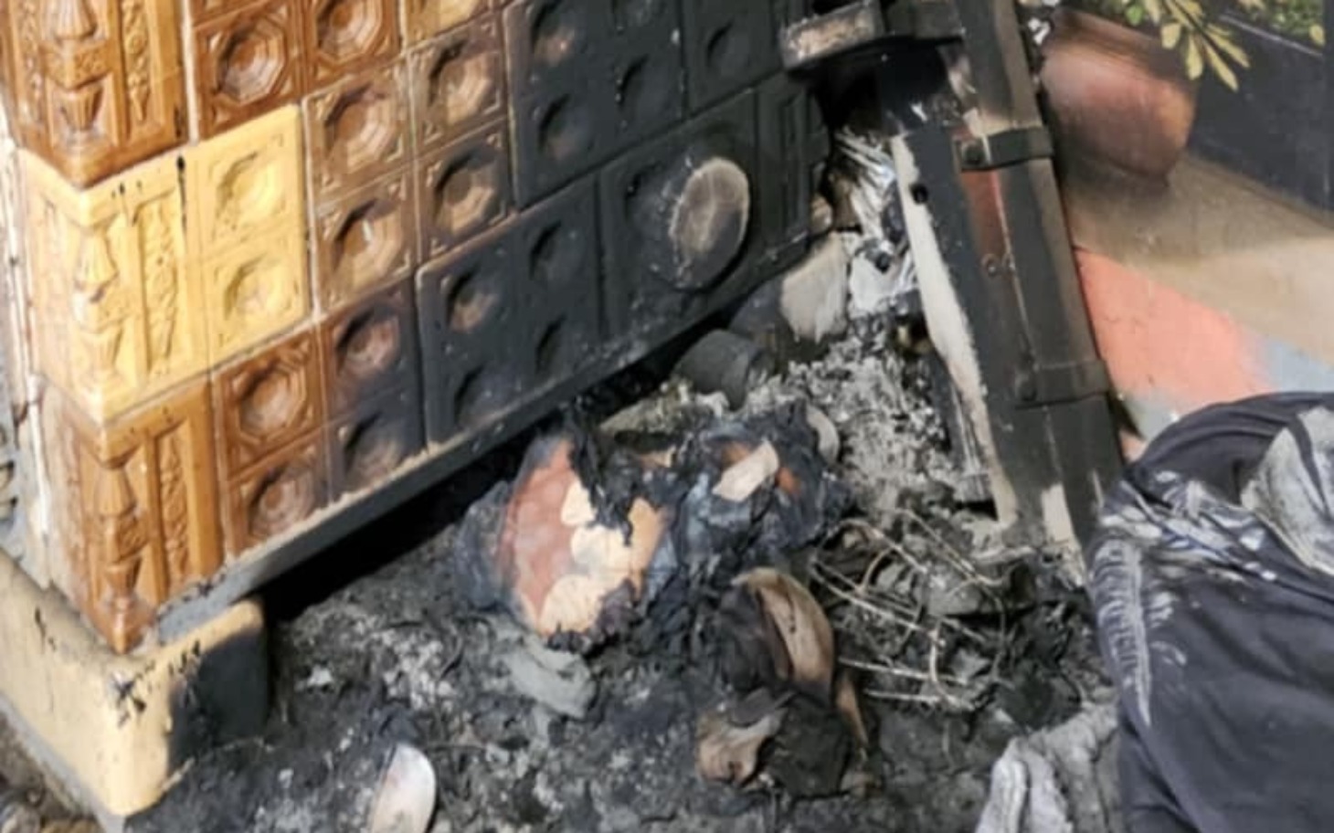 
        Zniszczenia po pożarze, z popiołem i uszkodzeniami.
    