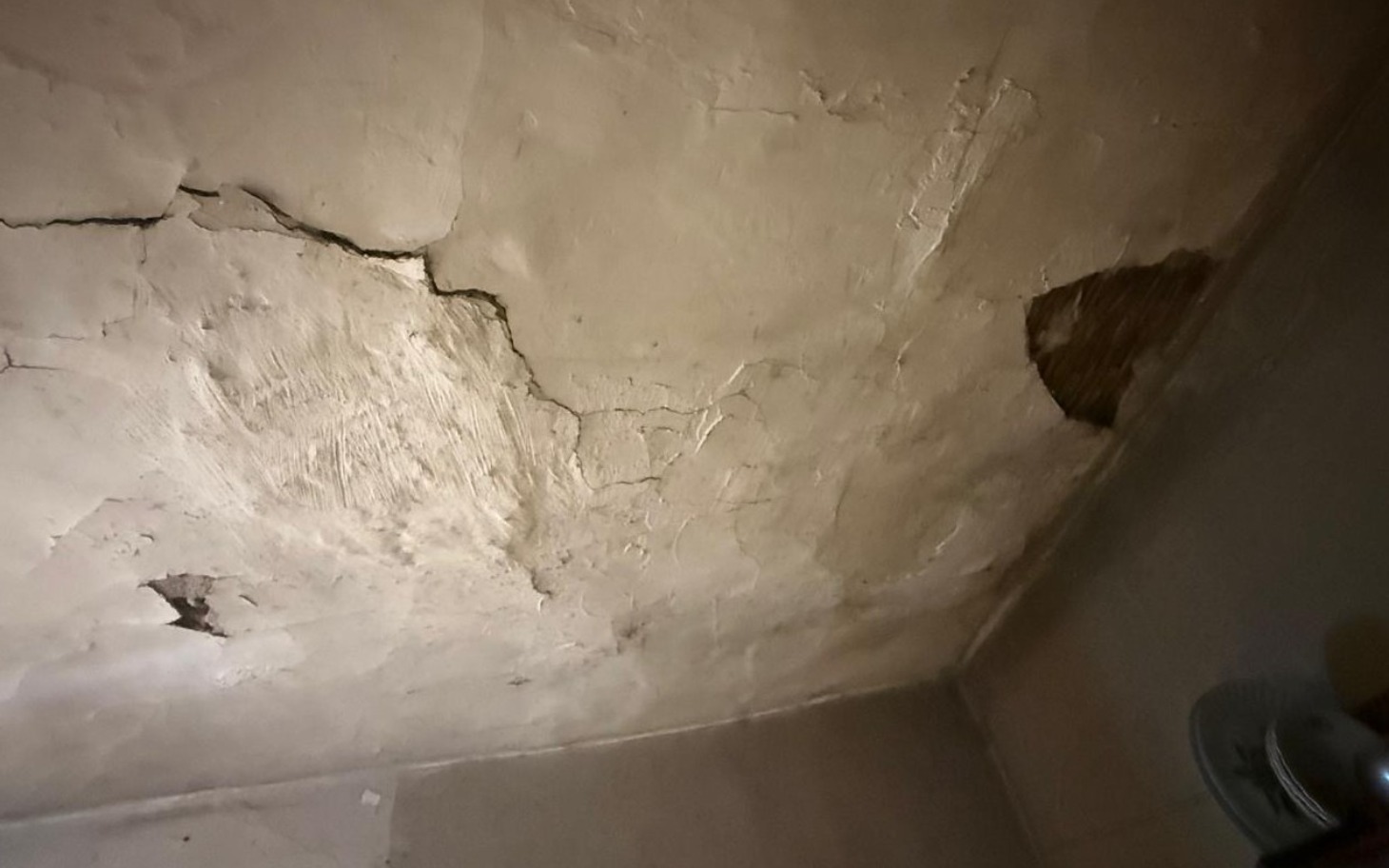 
        Uszkodzenia na ścianie, widoczne pęknięcia i ubytki.
    