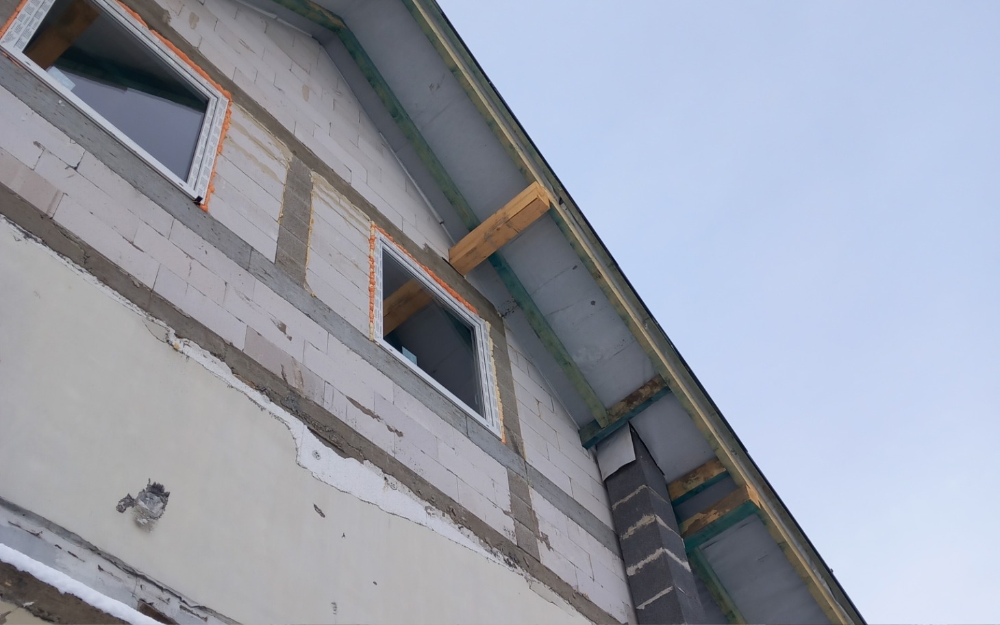 
        Widok na budynek w trakcie remontu, z nowymi oknami.
    