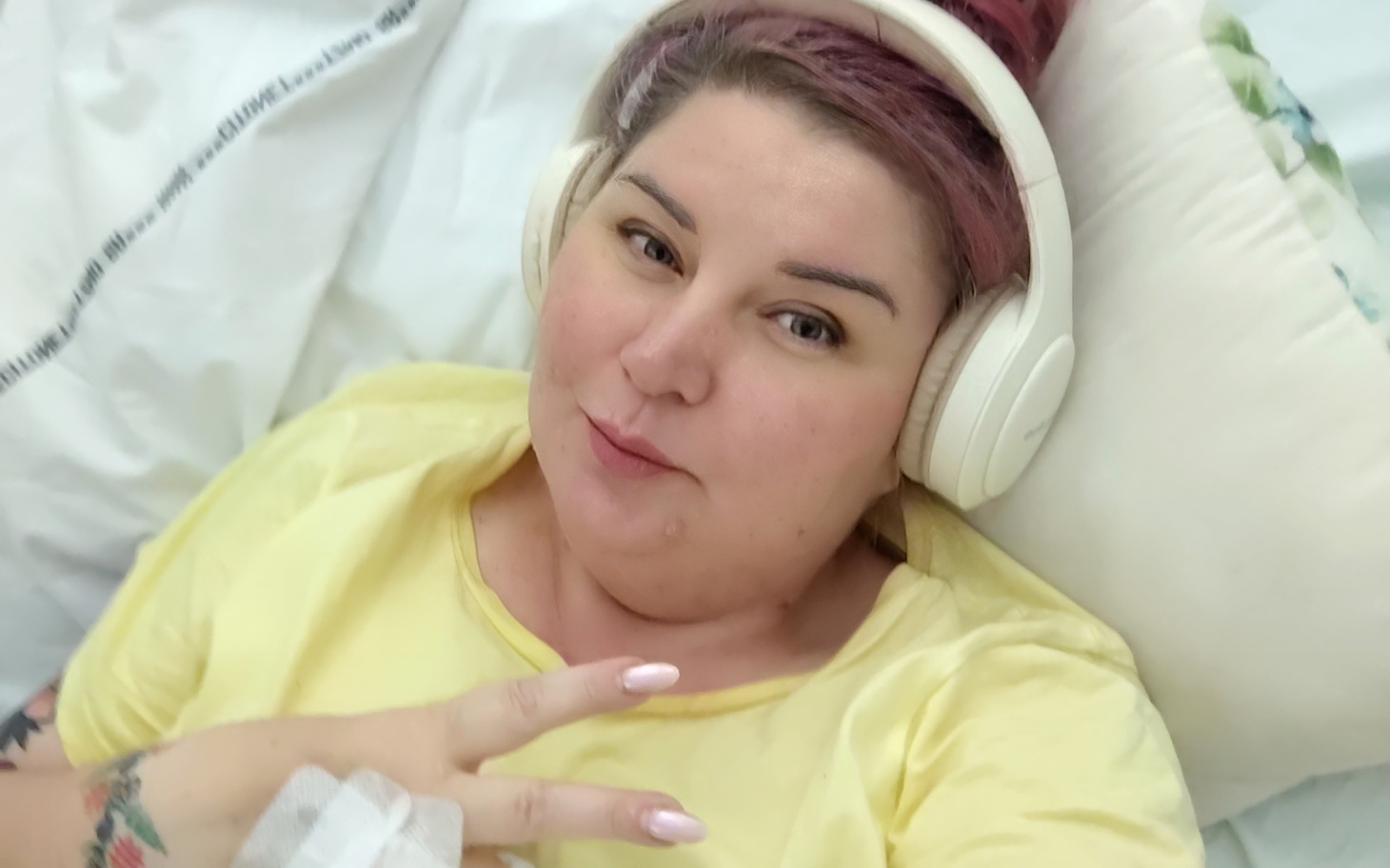 
        Kobieta w łóżku szpitalnym, relaksująca się z słuchawkami.
    