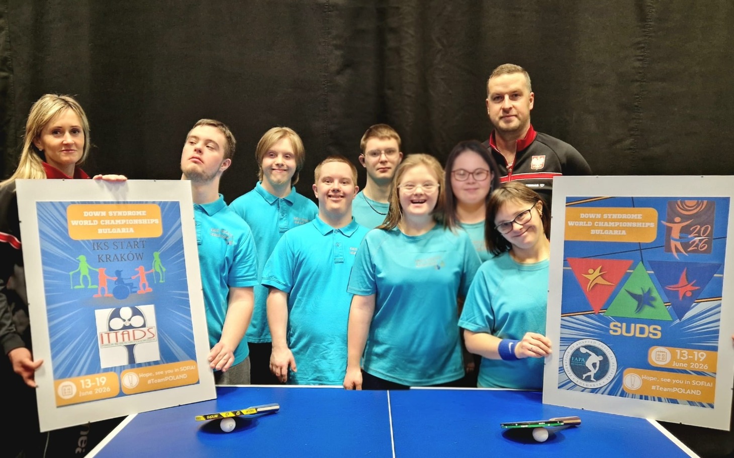 Grupa młodych ludzi z plakatami na mistrzostwa.