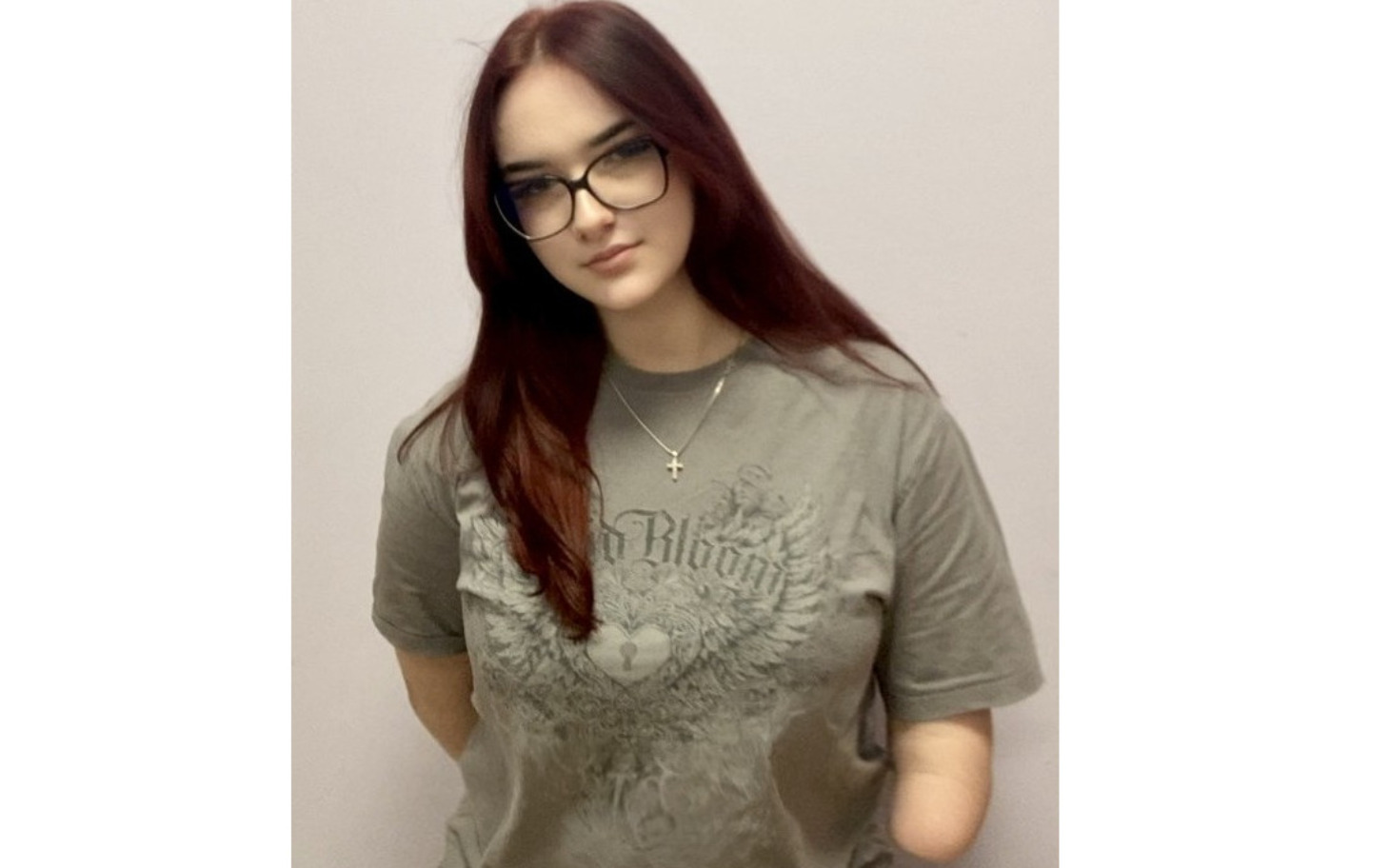 
        Młoda kobieta w okularach, pozująca do zdjęcia.
    