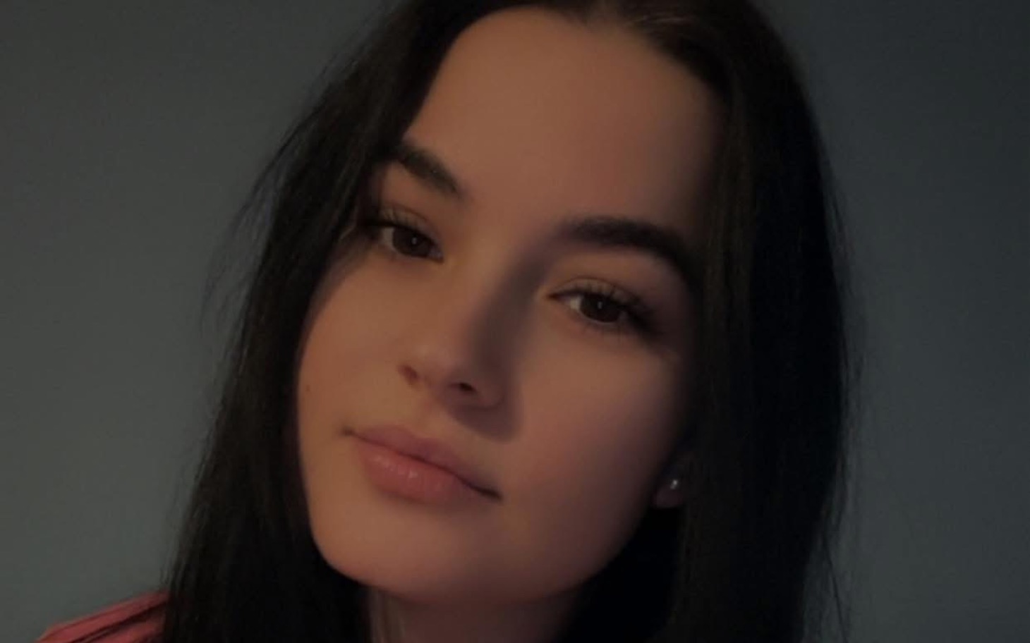 
        Portret młodej kobiety z długimi włosami.
    