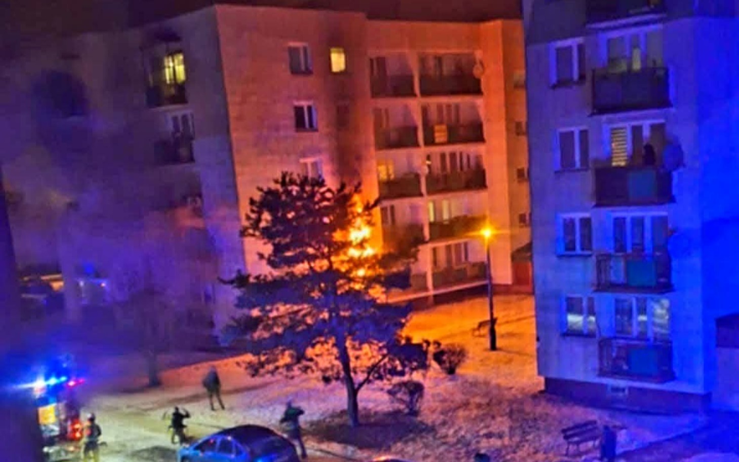 
        Pożar w bloku mieszkalnym w nocy.
    