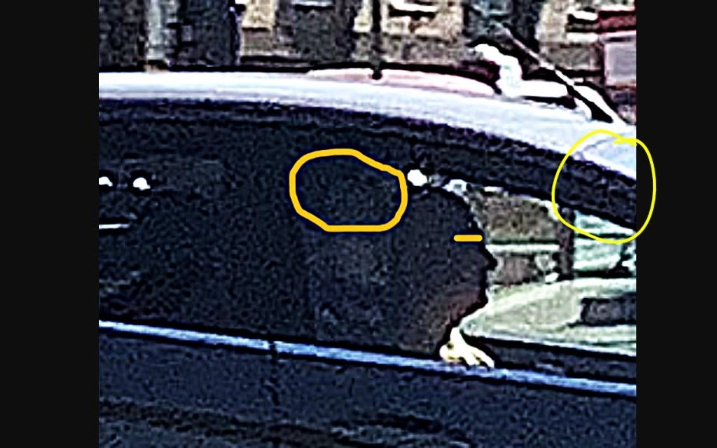 
        Zbliżenie na osobę w samochodzie, widoczna tylko część twarzy.
    