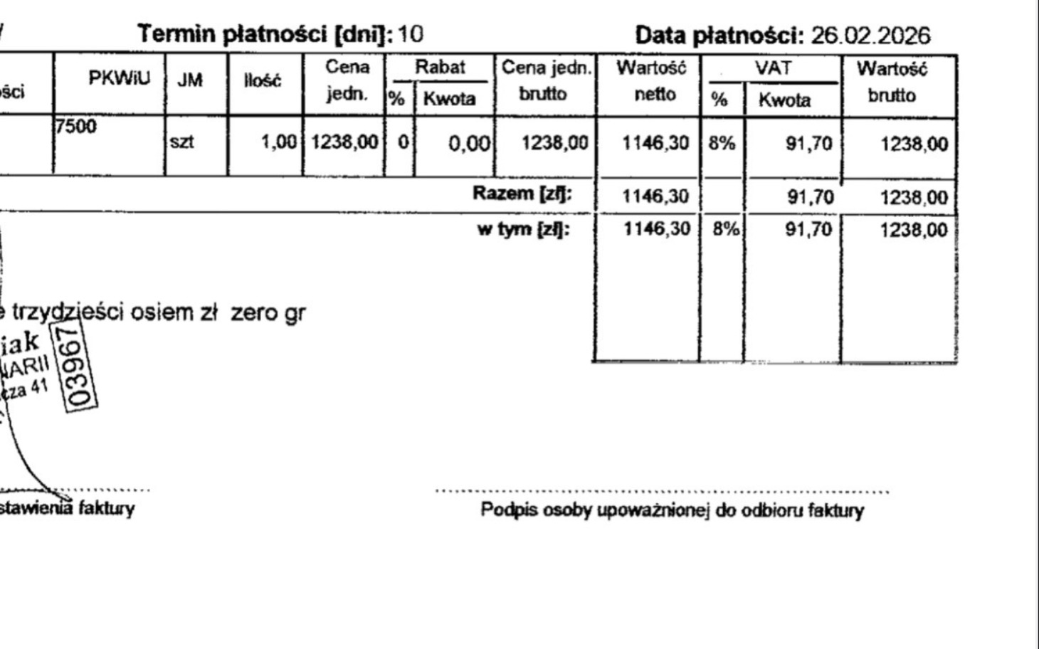 
        Dwa psy bawiące się na zewnątrz, w tle ogrodzenie.
    