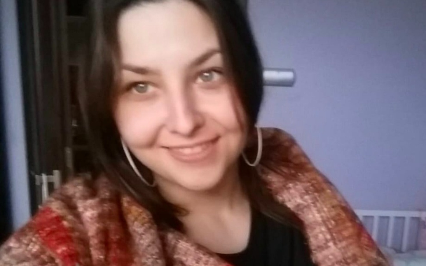 
        Uśmiechnięta kobieta w kolorowym swetrze.
    