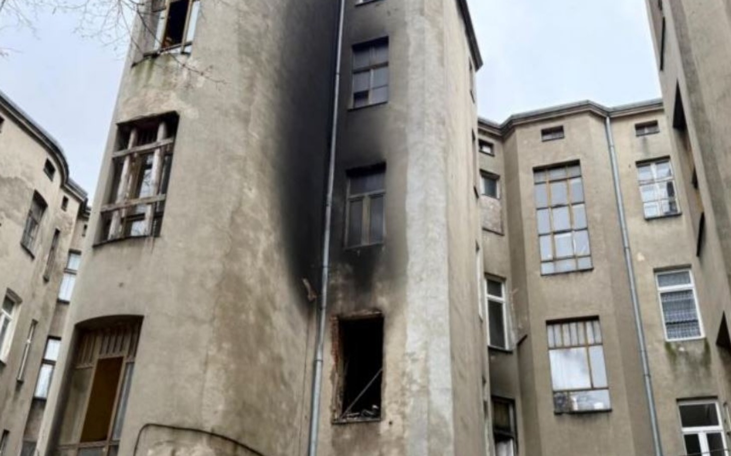 Zniszczony budynek z widocznymi śladami po pożarze.