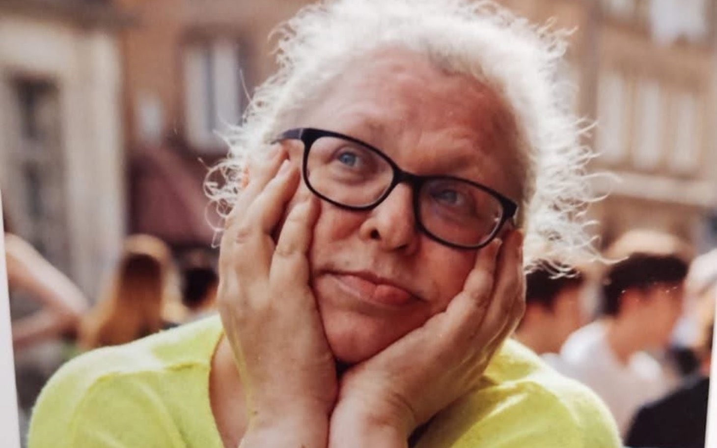 
        Kobieta z okularami, myśląca o czymś.
    