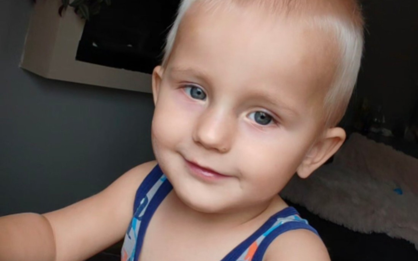 
        Mały chłopiec z uśmiechem na twarzy.
    