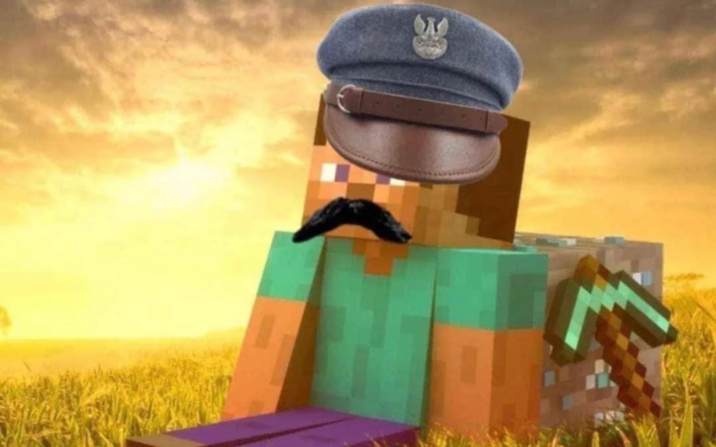 
        Postać z gry Minecraft w kapeluszu i wąsach na tle zachodzącego słońca.
    