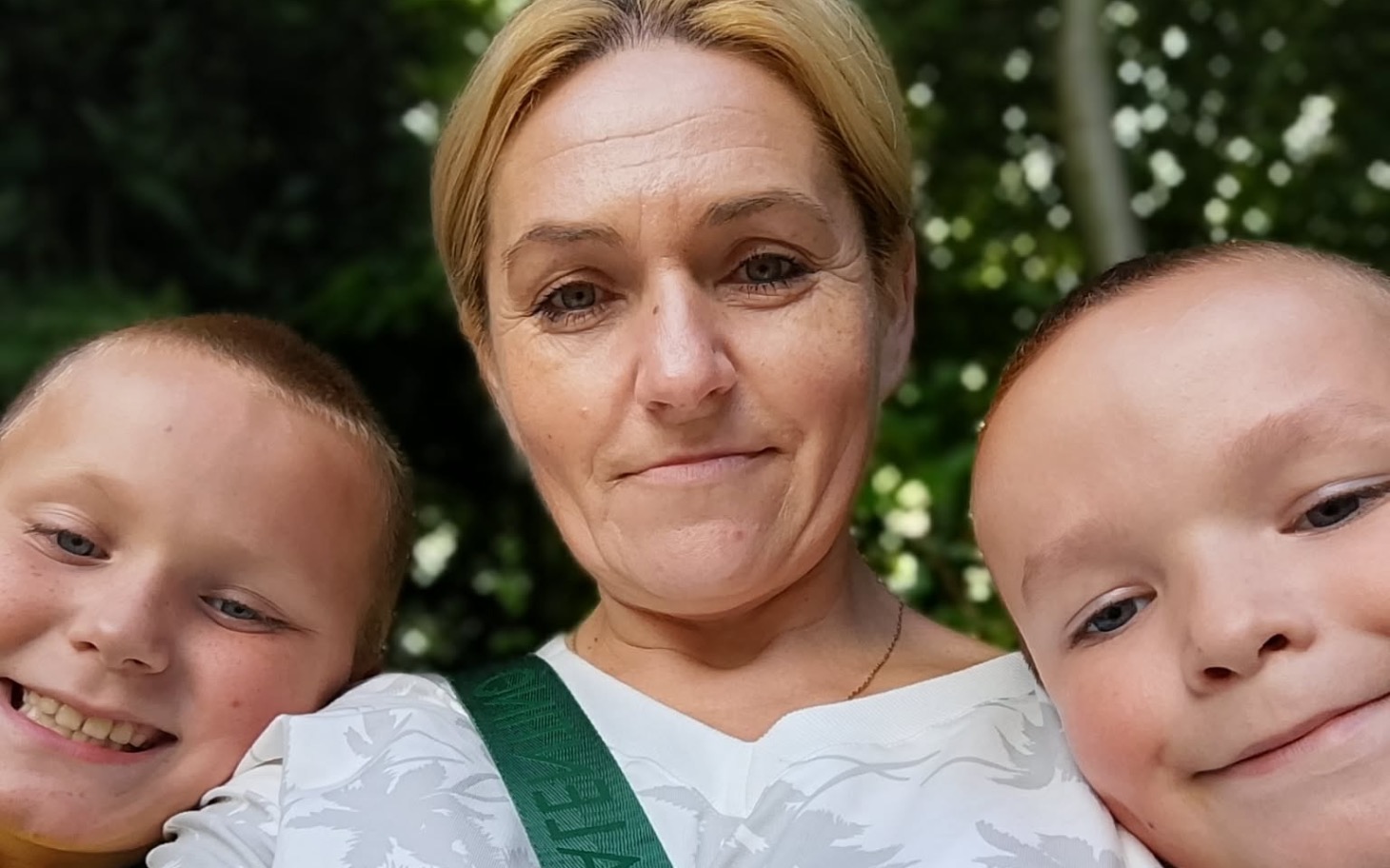 
        Rodzinne selfie z uśmiechami dzieci.
    