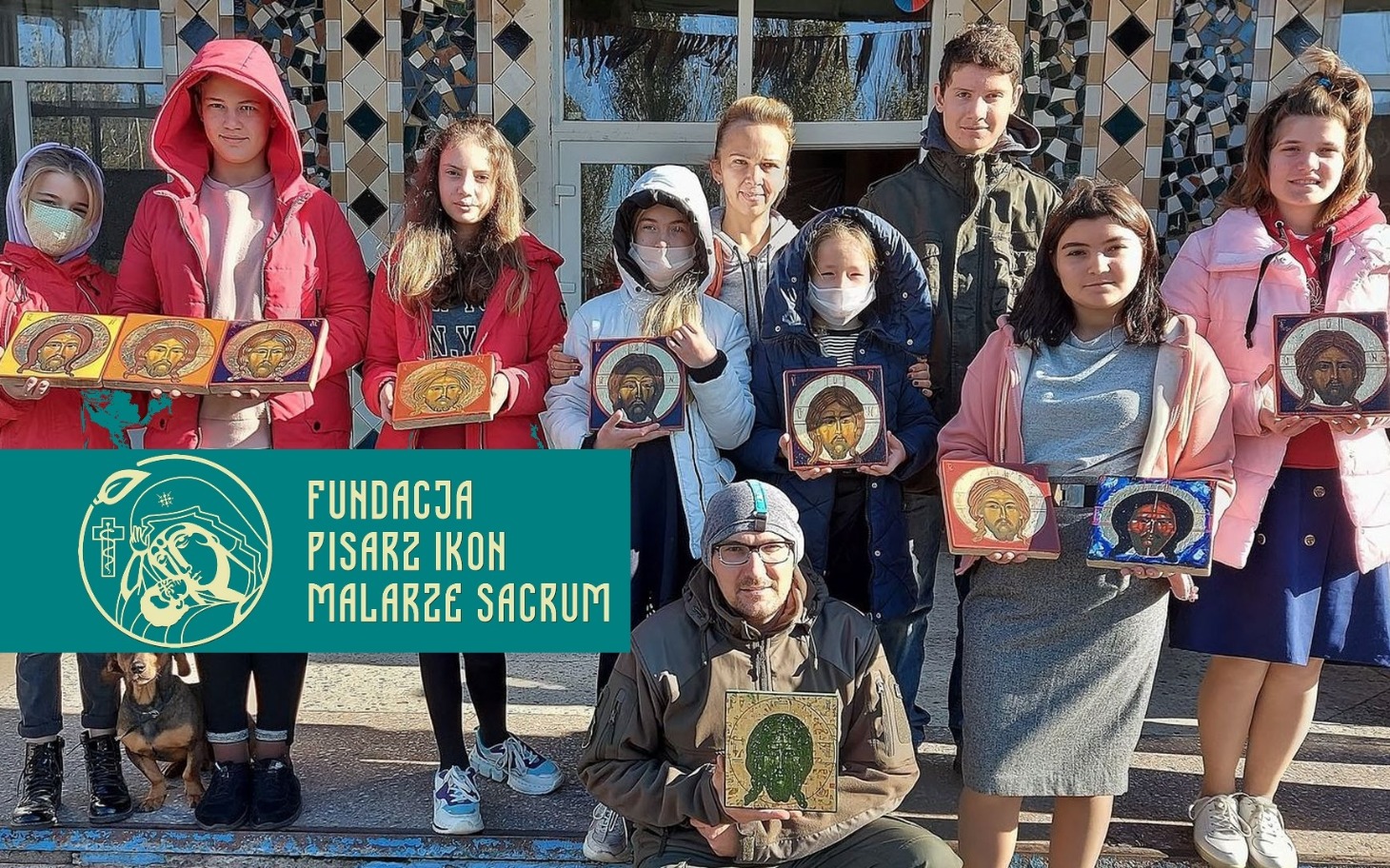 
        Grupa dzieci z ikonami w fundacji Pisarz Ikon.
    
