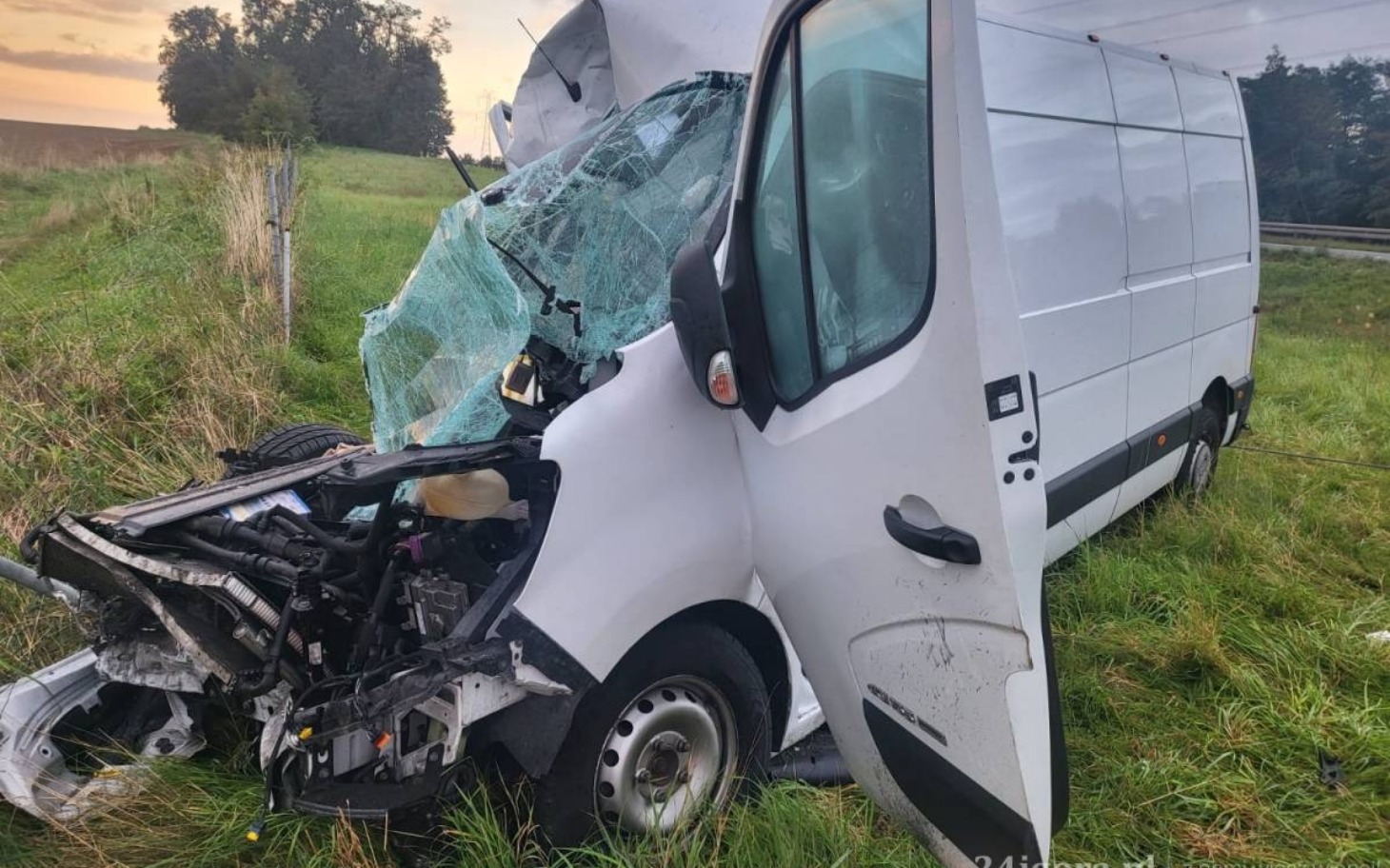 
        Uszkodzony samochód dostawczy na poboczu drogi.
    