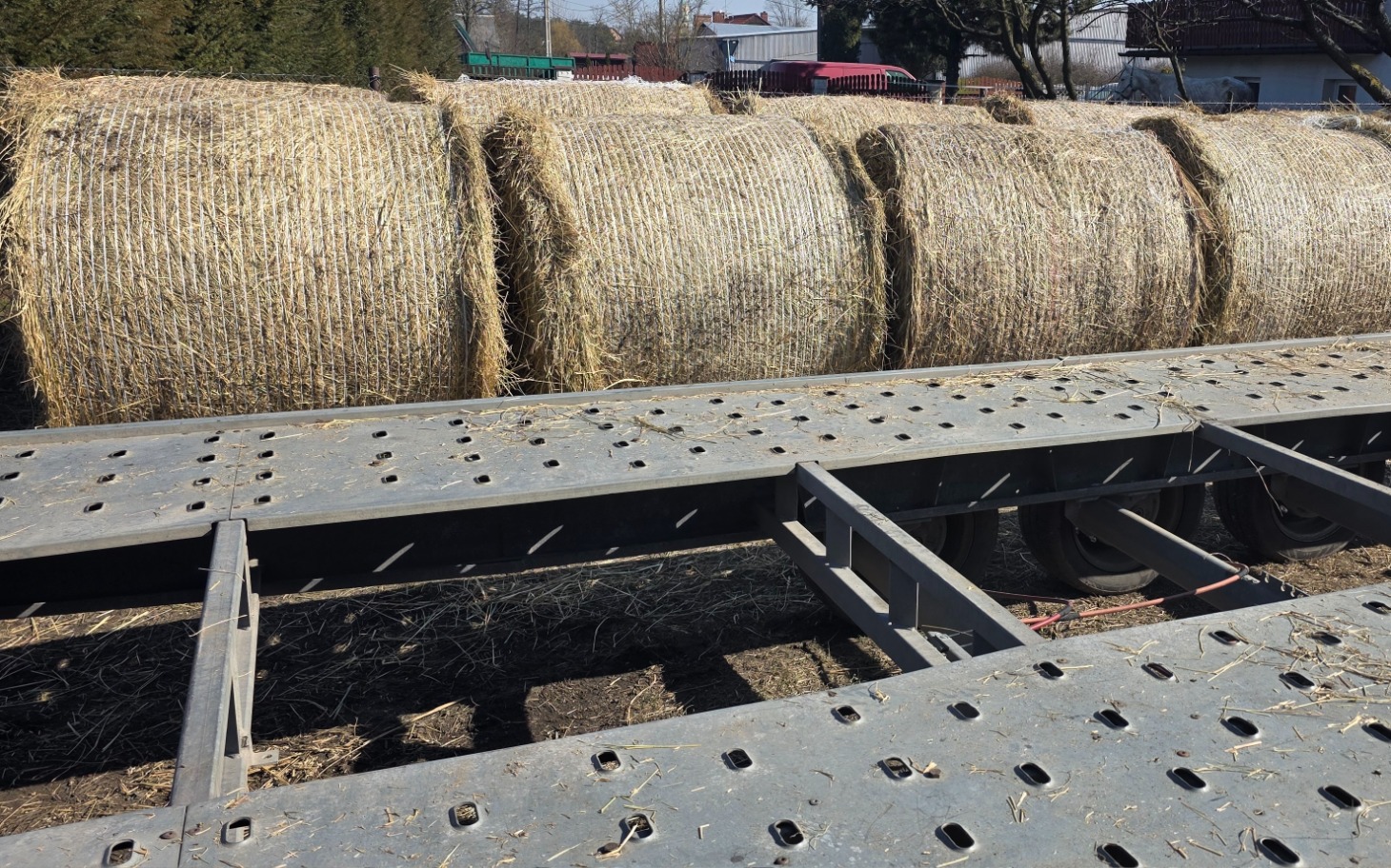 
        Widok na przyczepę z belami siana.
    