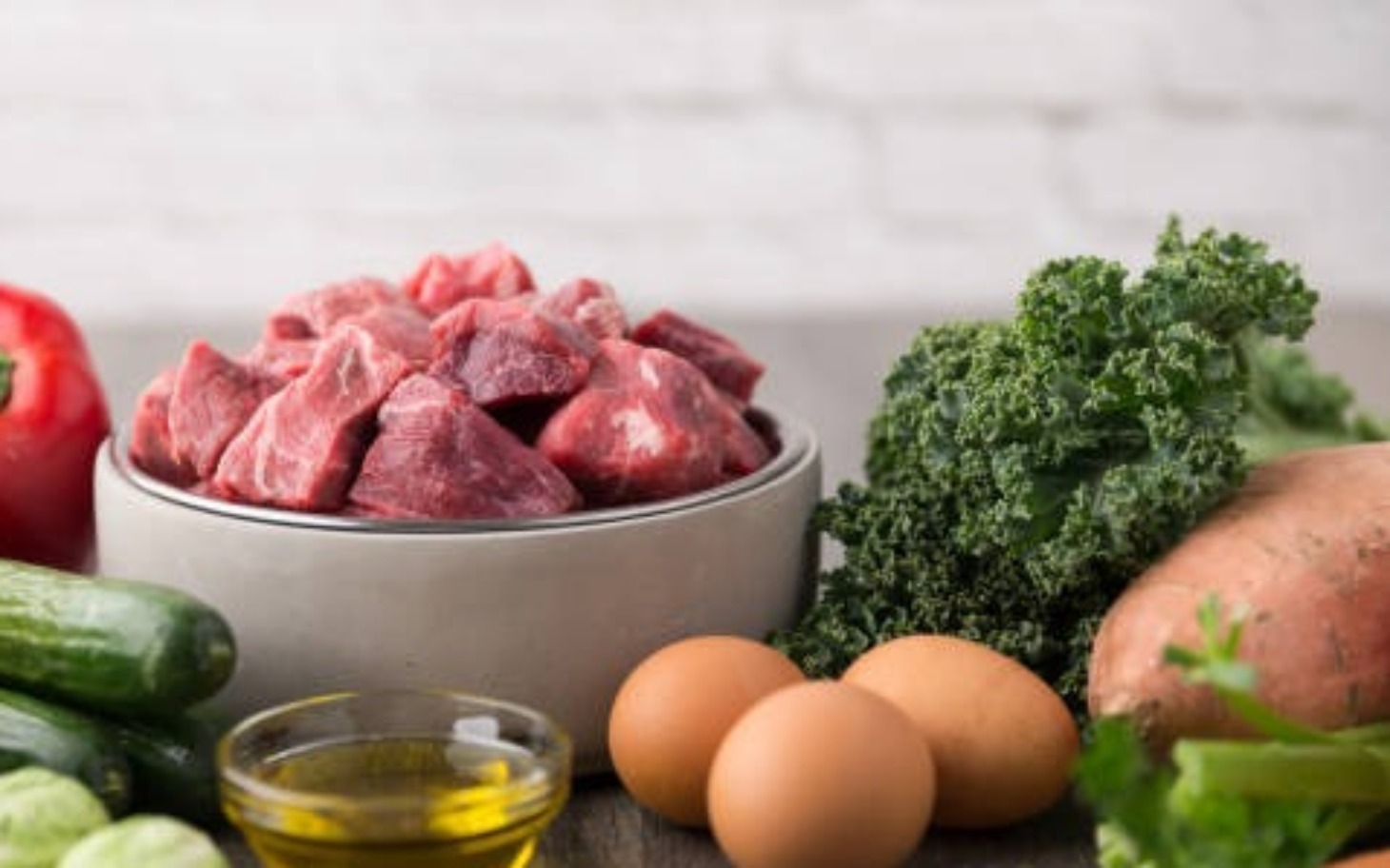 
        Świeże składniki do gotowania, w tym mięso i warzywa.
    