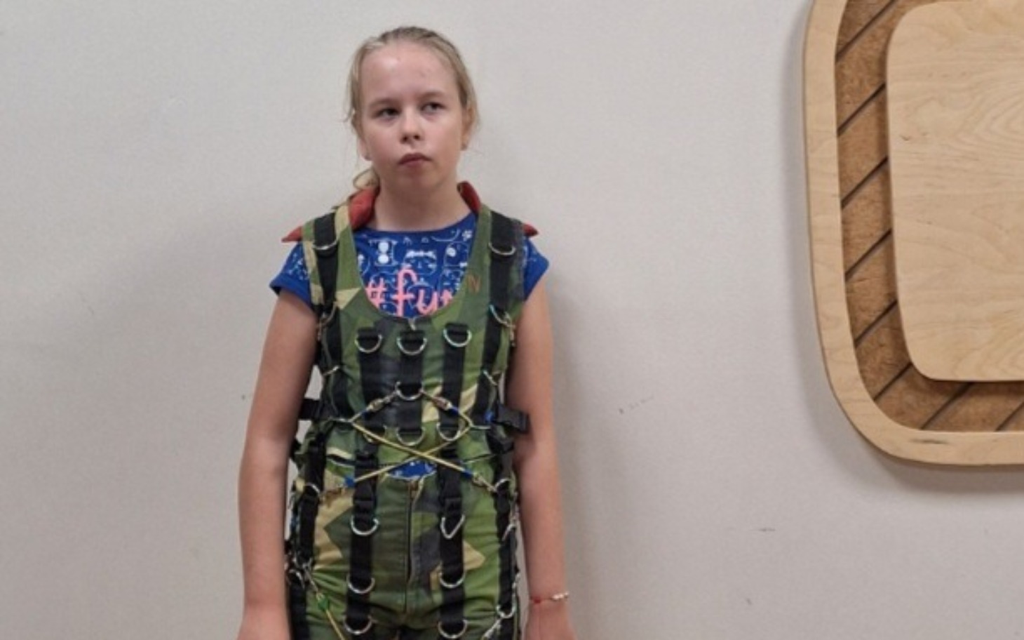 
        Dziewczynka w specjalnym kombinezonie, gotowa do wyzwania.
    